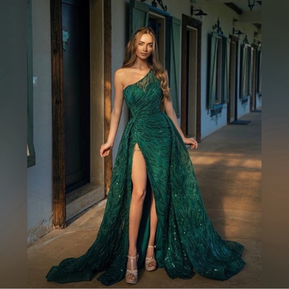 Hot Couture Emerald Green One Shoulder Gown